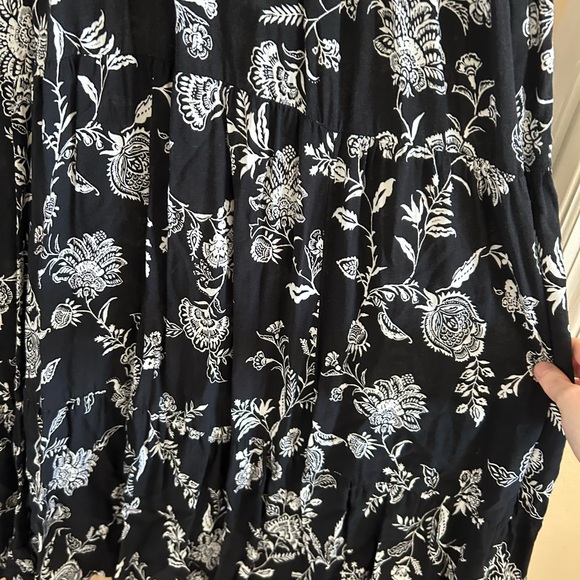 Old Navy Black and White Floral Long Sleeve Dress - Picture 4 of 5